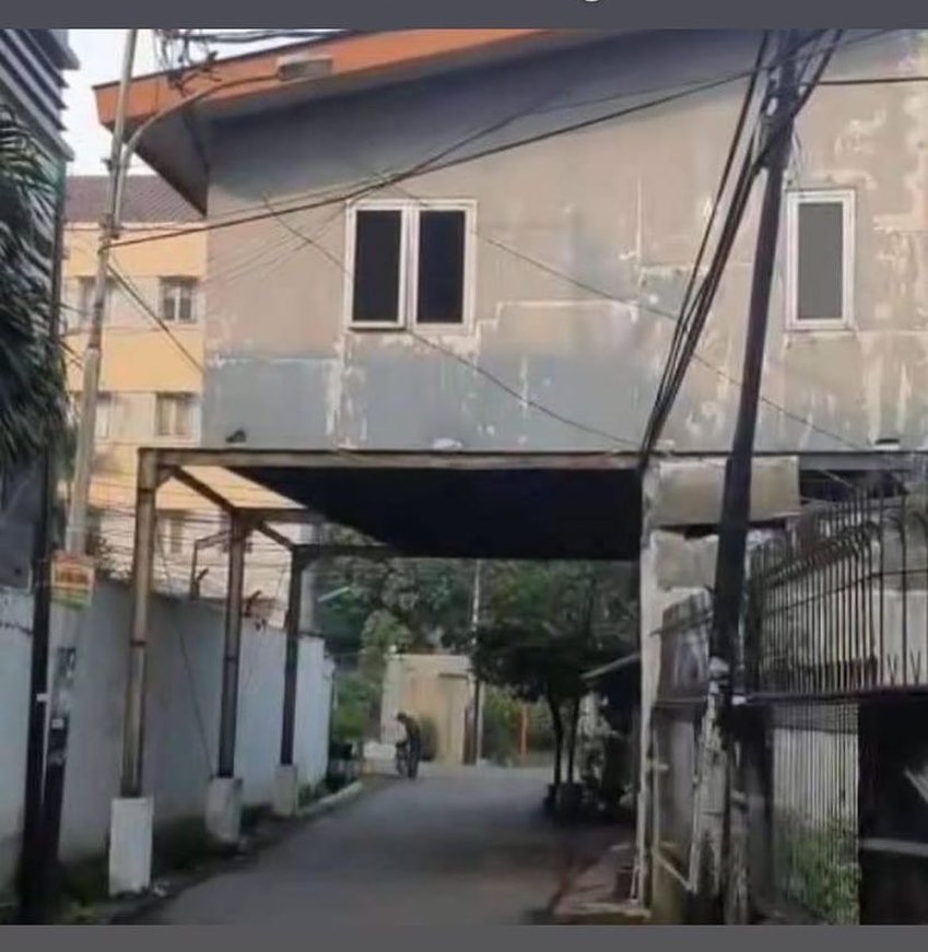 Potret bangunan dipinggir jalan yang absurd ini bikin geleng-geleng kepala